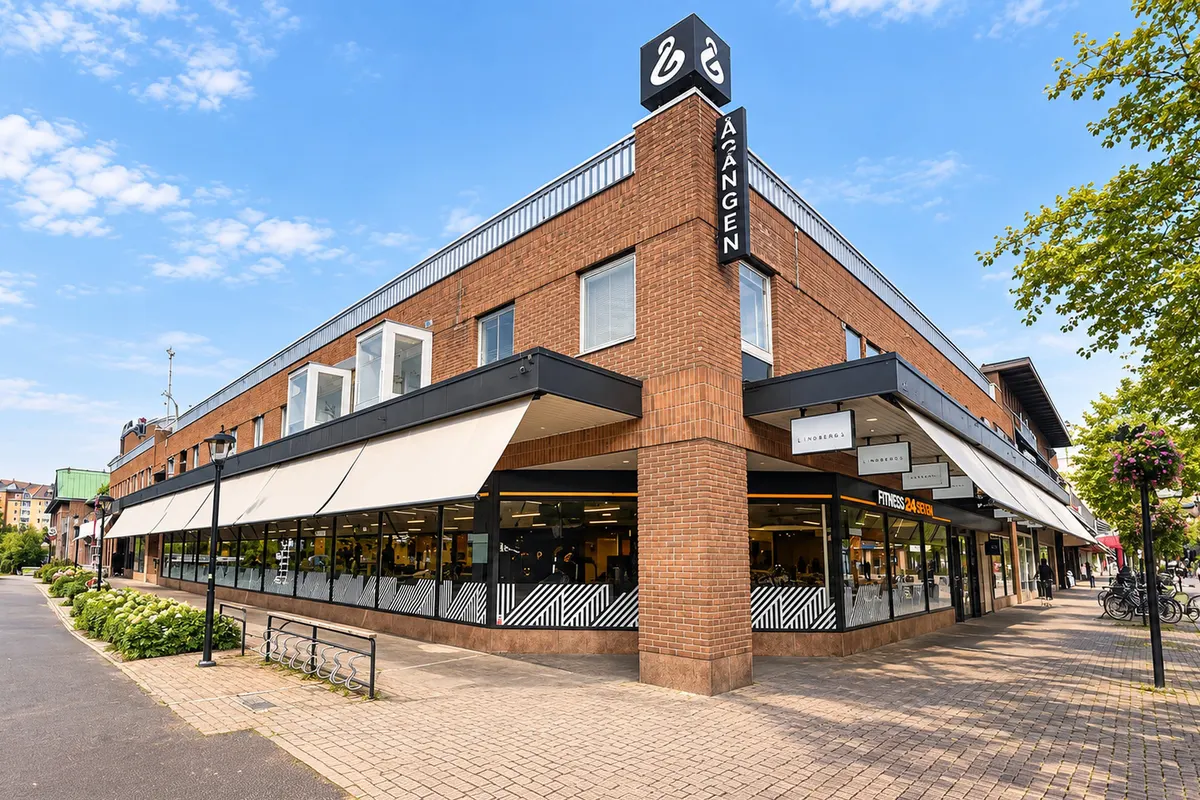 Ågångens Galleria på Stora gatan 11 i Köping, tegelhus med butiker i bottenvåningen